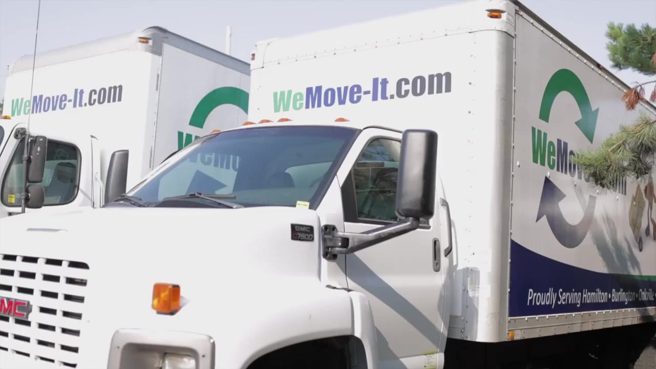 WeMove-It.com truck in front of trees